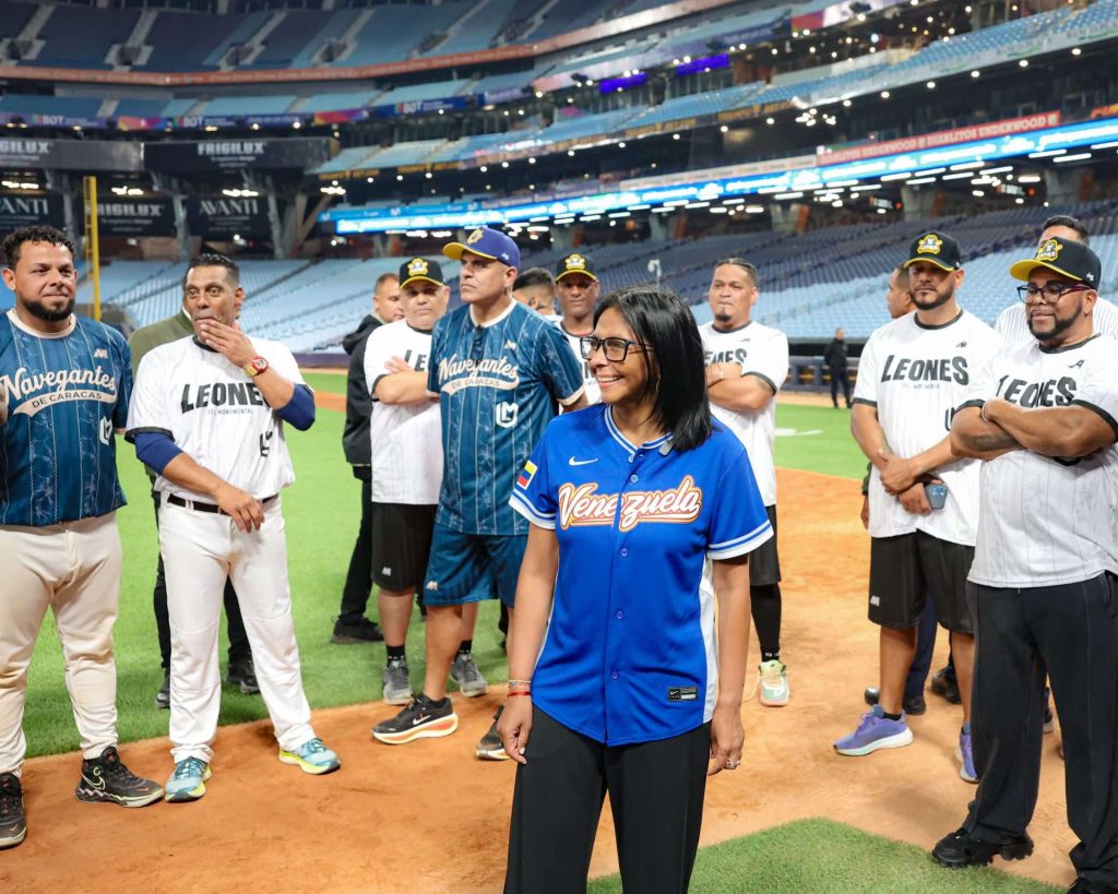 Presidenta (E) inspecciona el Monumental y recibe a leyendas del béisbol