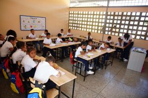 Rehabilitan una escuela en el sector Primero de Mayo