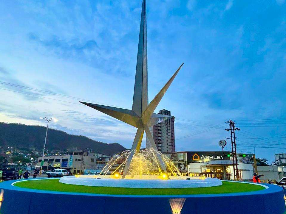 Reinauguran la Redoma de los Bomberos y restauran el icónico "Heptaedro al Cielo"