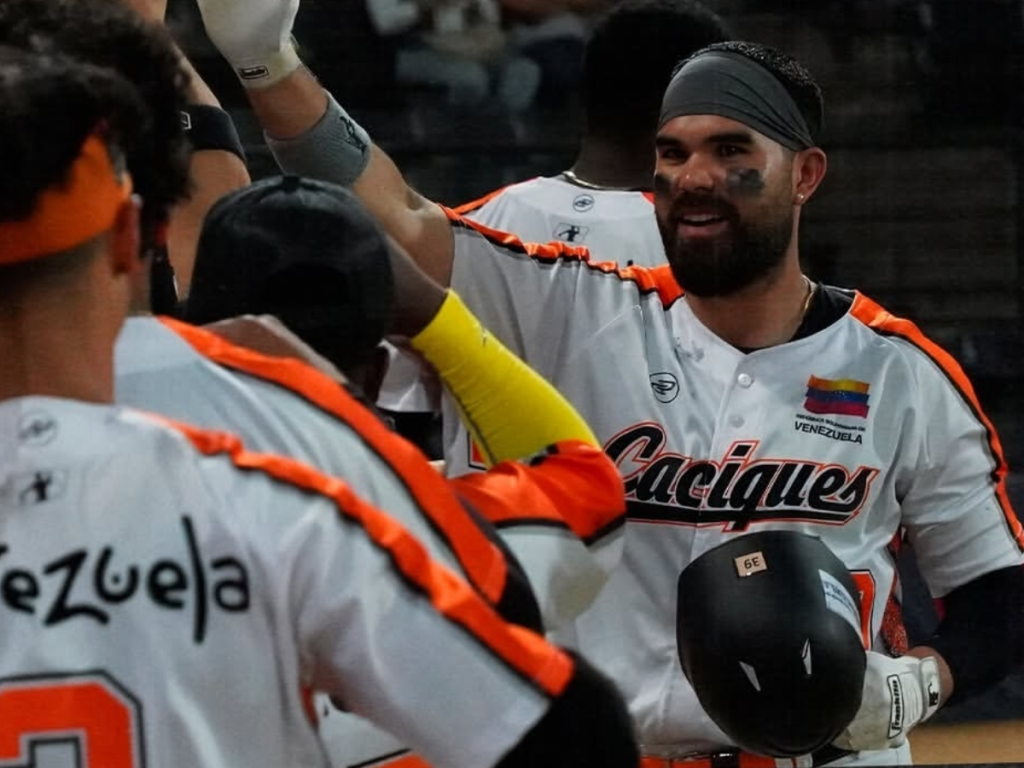 Renato Núñez demuestra su poder en la victoria de Caciques