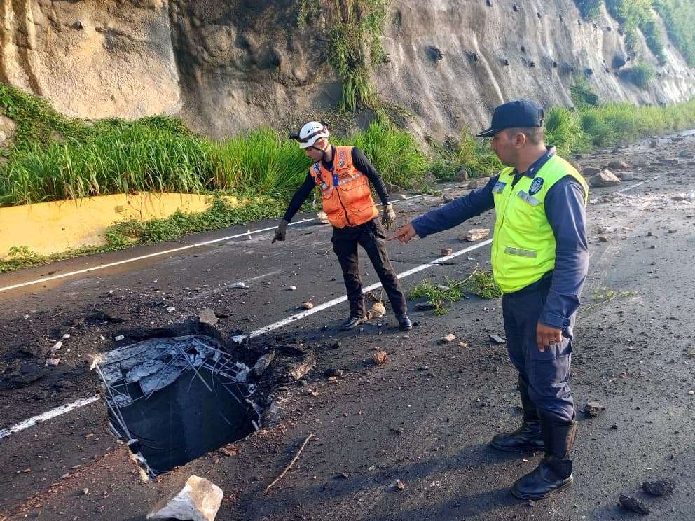 Restricción preventiva en la vía de los Túneles por desprendimiento rocoso en el Puente Caracol