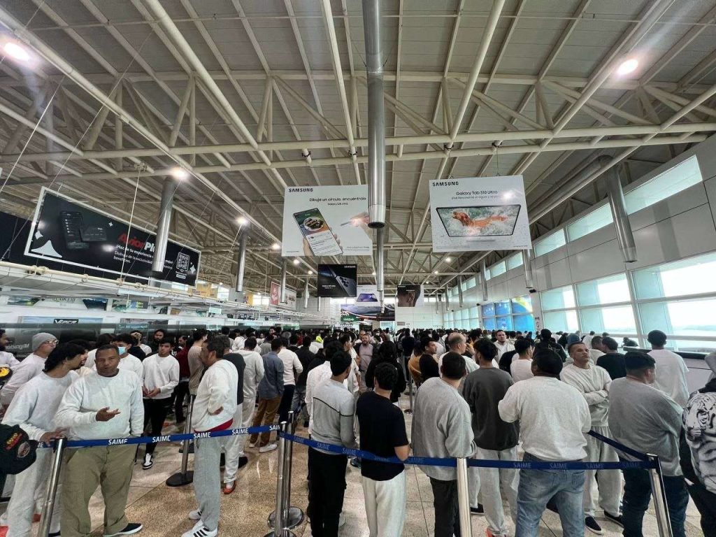 Retornan 320 venezolanos desde Arizona