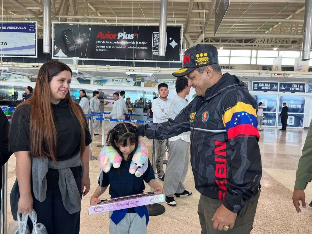 Retornan al país 208 venezolanos desde Miami