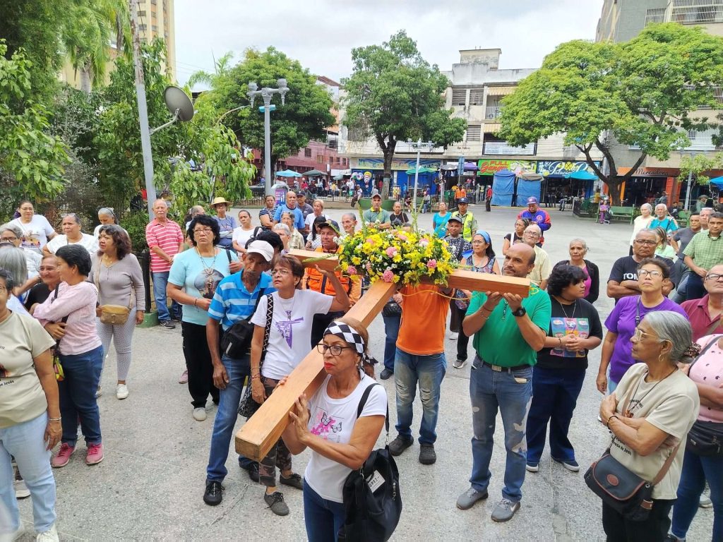 Tereseños recorrieron 900 metros en Procesión del Silencio