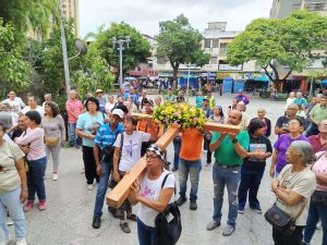 Tereseños recorrieron 900 metros en Procesión del Silencio