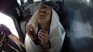 Filtran imágenes de Tiger Woods dentro del auto policial tras el accidente en Florida