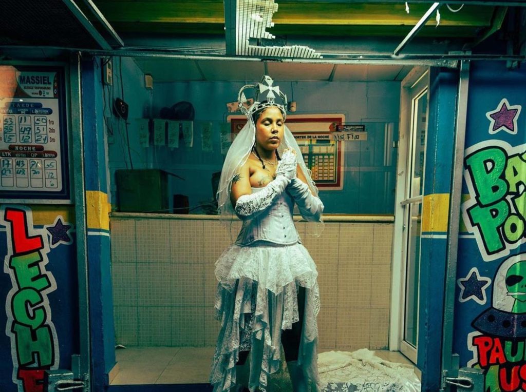 Tokischa enciende la polémica por grabar desnuda en una iglesia