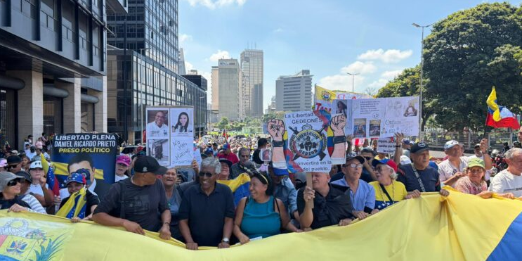 Trabajadores marchan hacia Miraflores para exigir aumento salarial: 'Tienen que recibirnos'