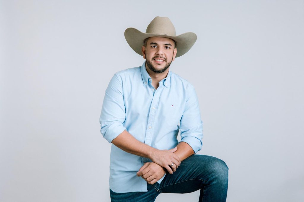 César Mendoza honra el legado de Teo Galíndez con un emotivo tributo grabado en Texas