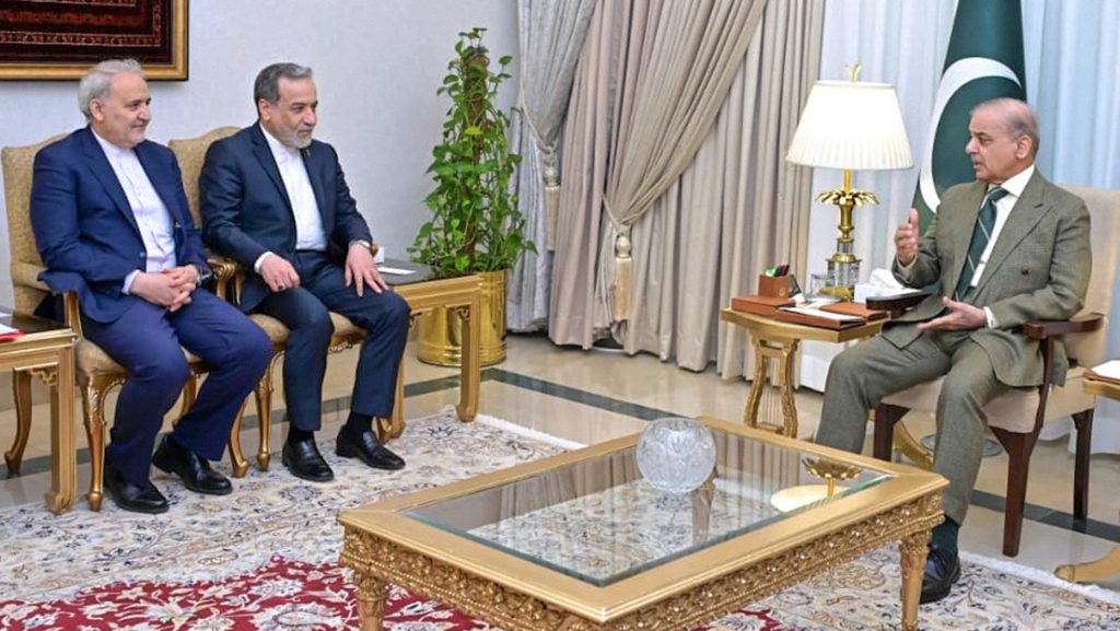 El canciller iraní presenta una lista de demandas al mediador pakistaní