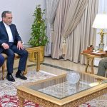 El canciller iraní presenta una lista de demandas al mediador pakistaní