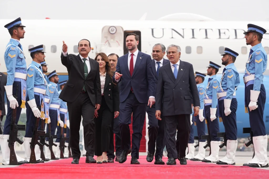 Funcionarios de EEUU e Irán llegan a Pakistán para conversaciones de paz