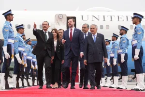 Funcionarios de EEUU e Irán llegan a Pakistán para conversaciones de paz