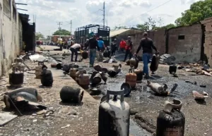 ¡Tremendo susto! Más de 150 cilindros volaron de un camión de distribución en plena vía pública en Cojedes