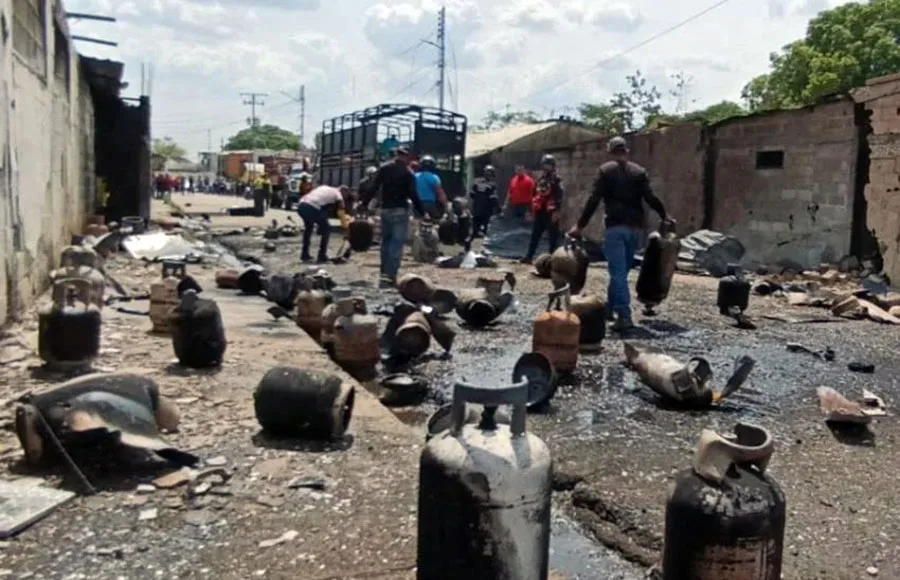 ¡Tremendo susto! Más de 150 cilindros volaron de un camión de distribución en plena vía pública en Cojedes