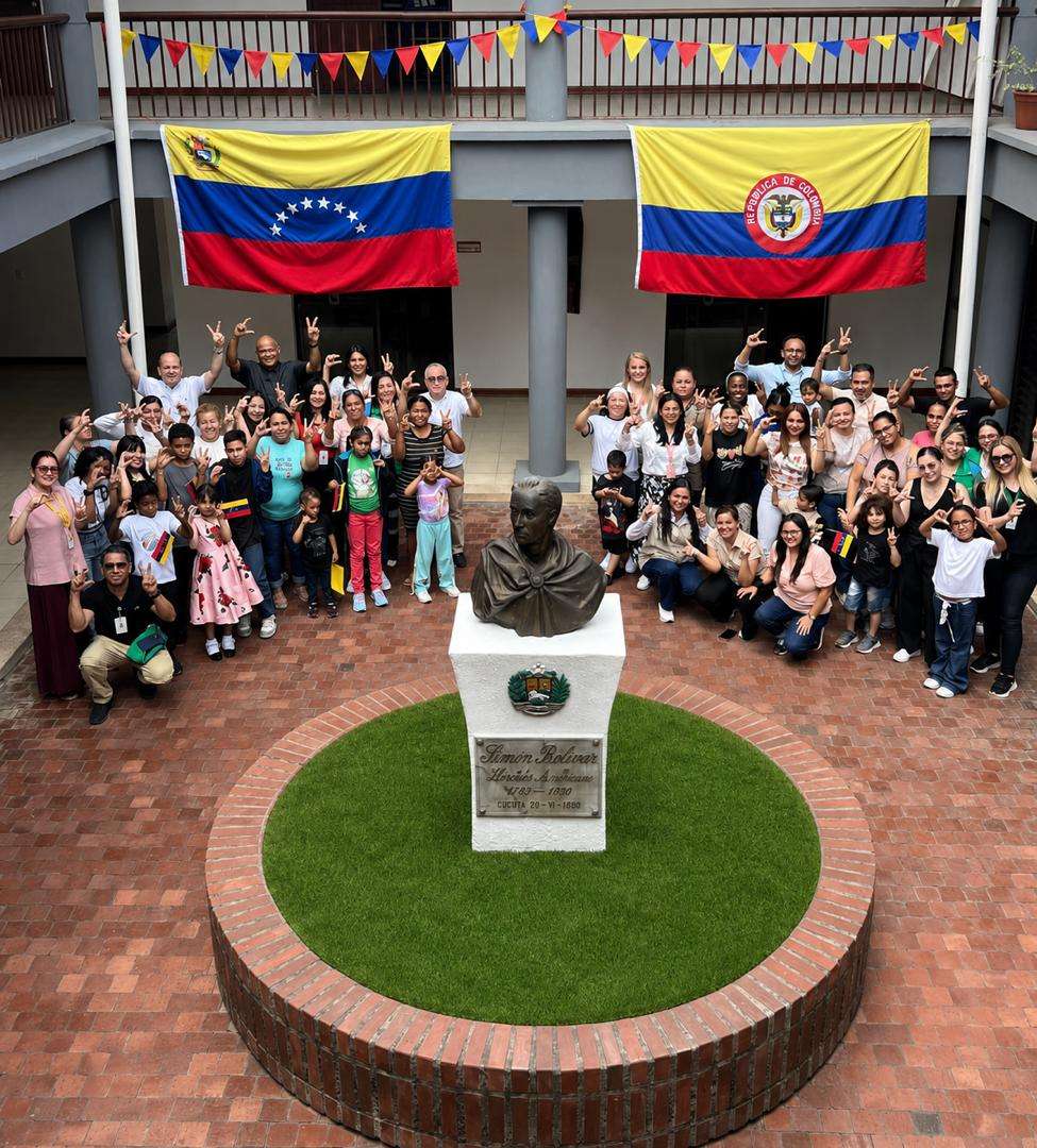 13 niños venezolanos se encuentran con su familia