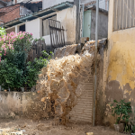5 casas inundadas en Naiguatá por rotura de tanque principal