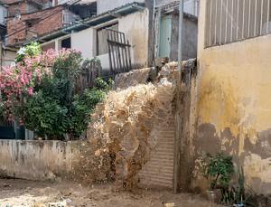 5 casas inundadas en Naiguatá por rotura de tanque principal