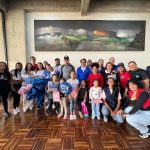 Arriban seis niños y un adulto en vuelo especial de Vuelta a la Patria