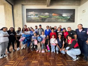 Arriban seis niños y un adulto en vuelo especial de Vuelta a la Patria