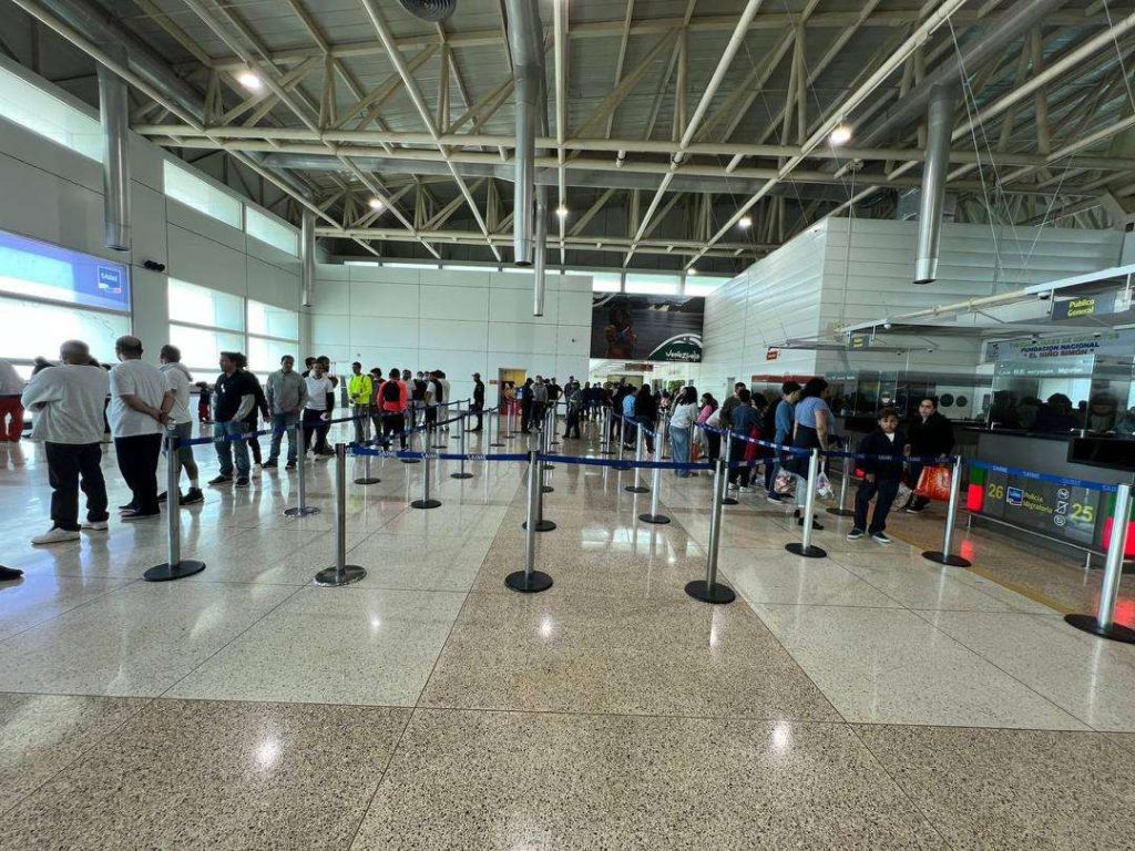 Arribó vuelo 154 de Vuelta a la Patria con 131 connacionales desde EEUU