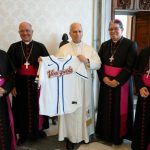 Directiva de la CEV regala al Papa León XIV la camiseta de los campeones del Clásico Mundial