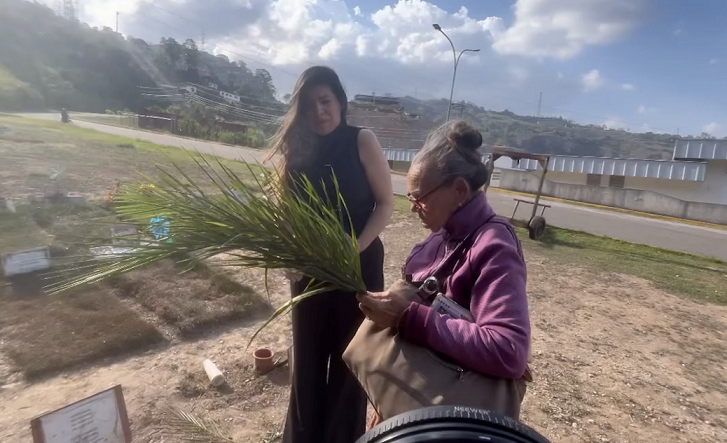 Madre de Víctor Hugo Quero visitó su tumba tras la confirmación de su muerte en El Rodeo