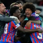 Crystal Palace alza el trofeo de la Conference League al vencer al Rayo Vallecano 1-0