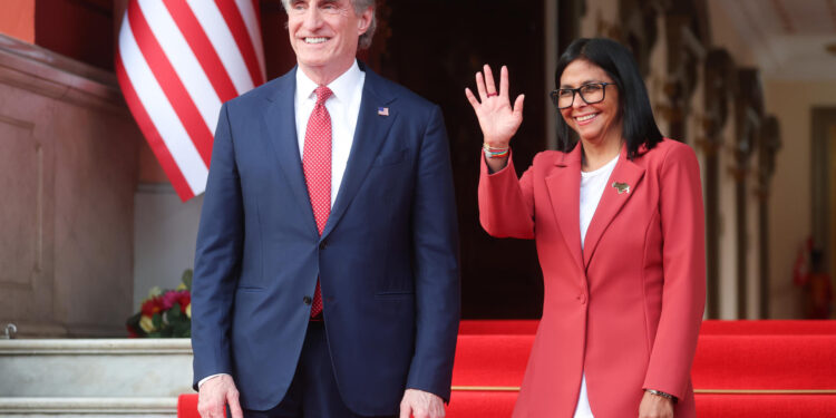 Cómo la nueva líder de Venezuela pasó de ser un paria a ser una poderosa aliada de EEUU