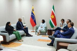 Delcy Rodríguez recibe al ministro de Exteriores de Surinam, Melvin Bouva