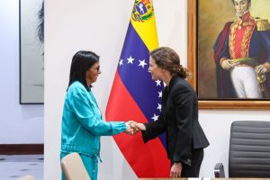Delcy Rodríguez se reúne con autoridades del Banco Mundial