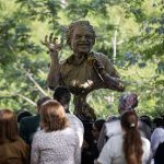 Develan una escultura de Gabriel García Márquez para honrar su legado