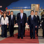 Donald Trump aterrizó en Beijing acompañado por directivos de Apple, Nvidia y Tesla
