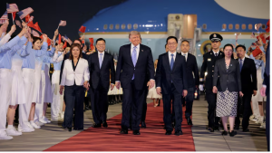 Donald Trump aterrizó en Beijing acompañado por directivos de Apple, Nvidia y Tesla