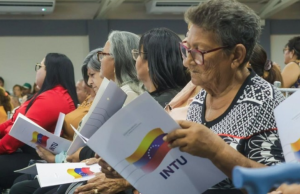 En Falcón 800 familias recibieron títulos de tierra urbana