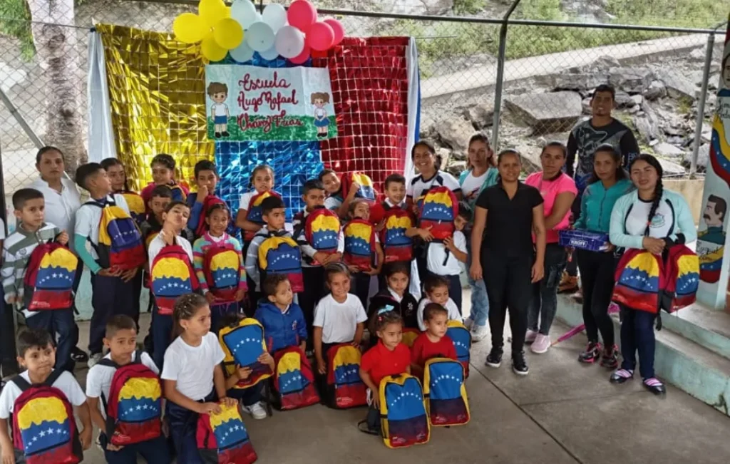 Fortalecen sistema educativo con entrega de kits y equipos en Trujillo
