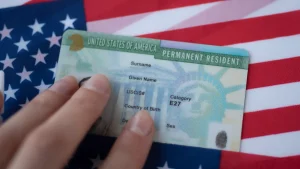 "extranjero que se encuentre temporalmente en Estados Unidos y quiera una green card debe regresar a su país de origen para solicitarla"