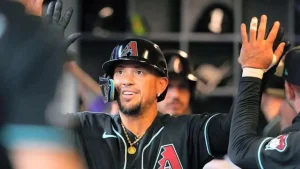 Ildemaro Vargas empata múltiples récords con nuevo hit ante Milwaukee