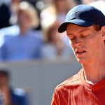 Jannik Sinner cae y se despide prematuramente del torneo