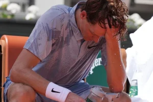 Jannik Sinner pierde en 2da ronda del Abierto de Francia durante una ola de calor