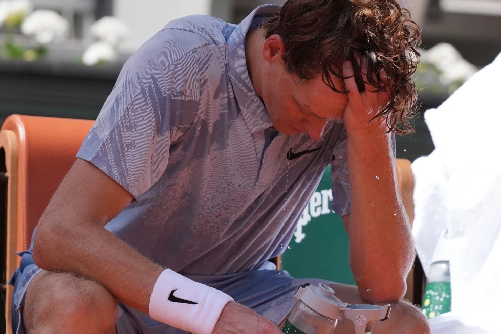 Jannik Sinner pierde en 2da ronda del Abierto de Francia durante una ola de calor