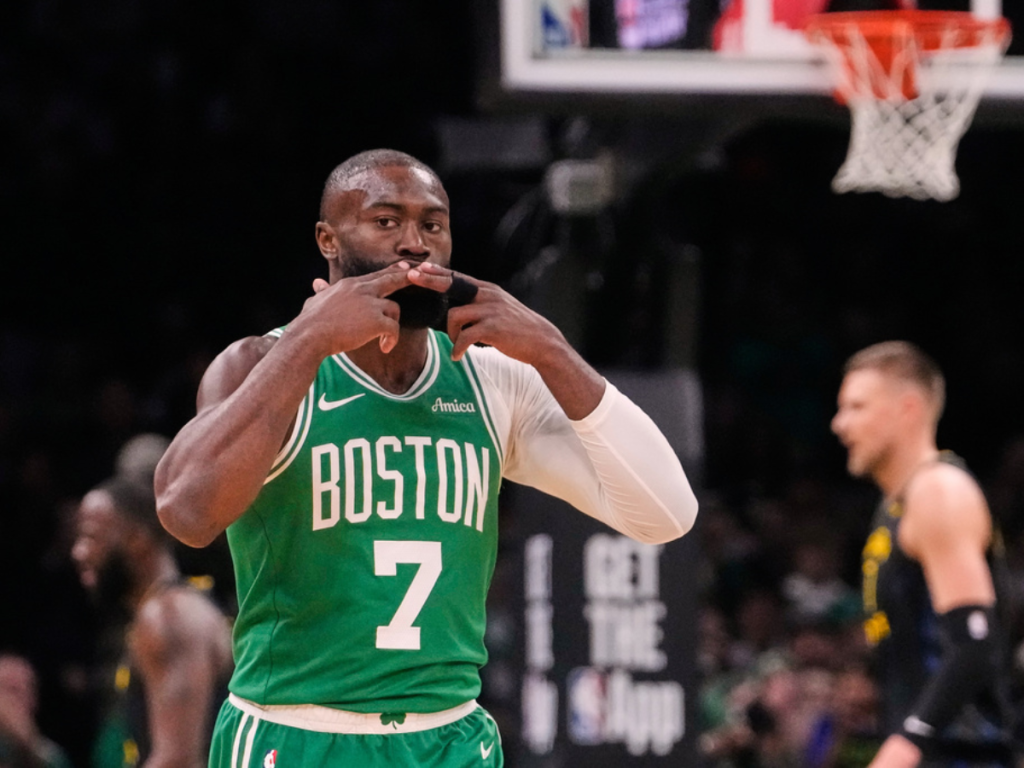 Jaylen Brown es multado por criticar árbitros en los playoffs