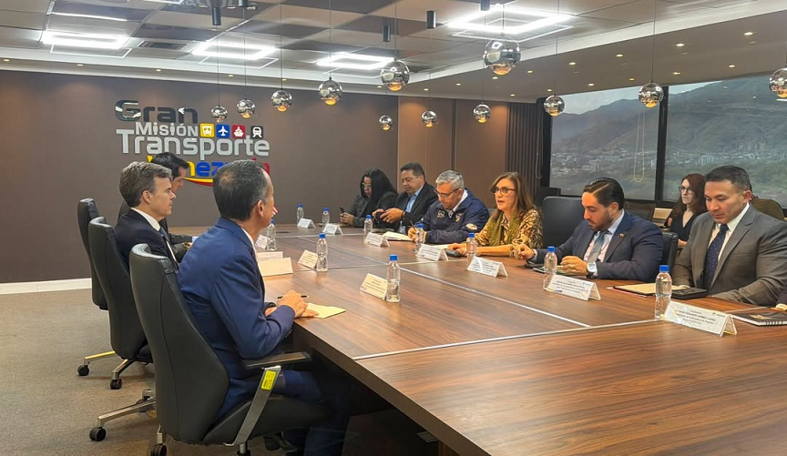 John Barrett y Jacqueline Faría se reúnen para hablar sobre 'las exportaciones de energía' binacionales