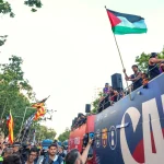 Lamine Yamal ondea bandera palestina en desfile del título del Barcelona
