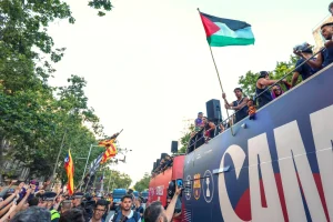 Lamine Yamal ondea bandera palestina en desfile del título del Barcelona