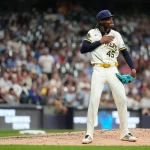 Suspendido y multado cerrador Abner Uribe por acciones en juego de Milwaukee ante San Luis