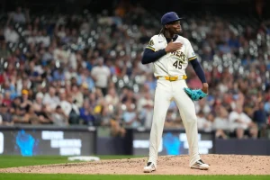 Suspendido y multado cerrador Abner Uribe por acciones en juego de Milwaukee ante San Luis