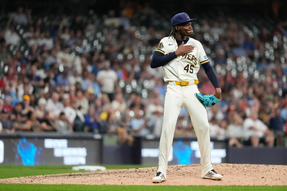 Suspendido y multado cerrador Abner Uribe por acciones en juego de Milwaukee ante San Luis