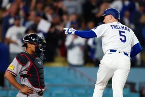 Freeman y Ohtani guían a Dodgers a victoria de 3-1 ante Sale y Bravos