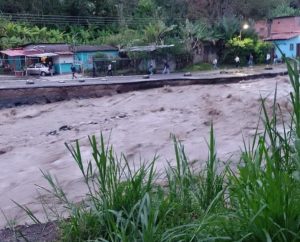 Colapso de vías y anegaciones en cinco municipios por fuertes lluvias
